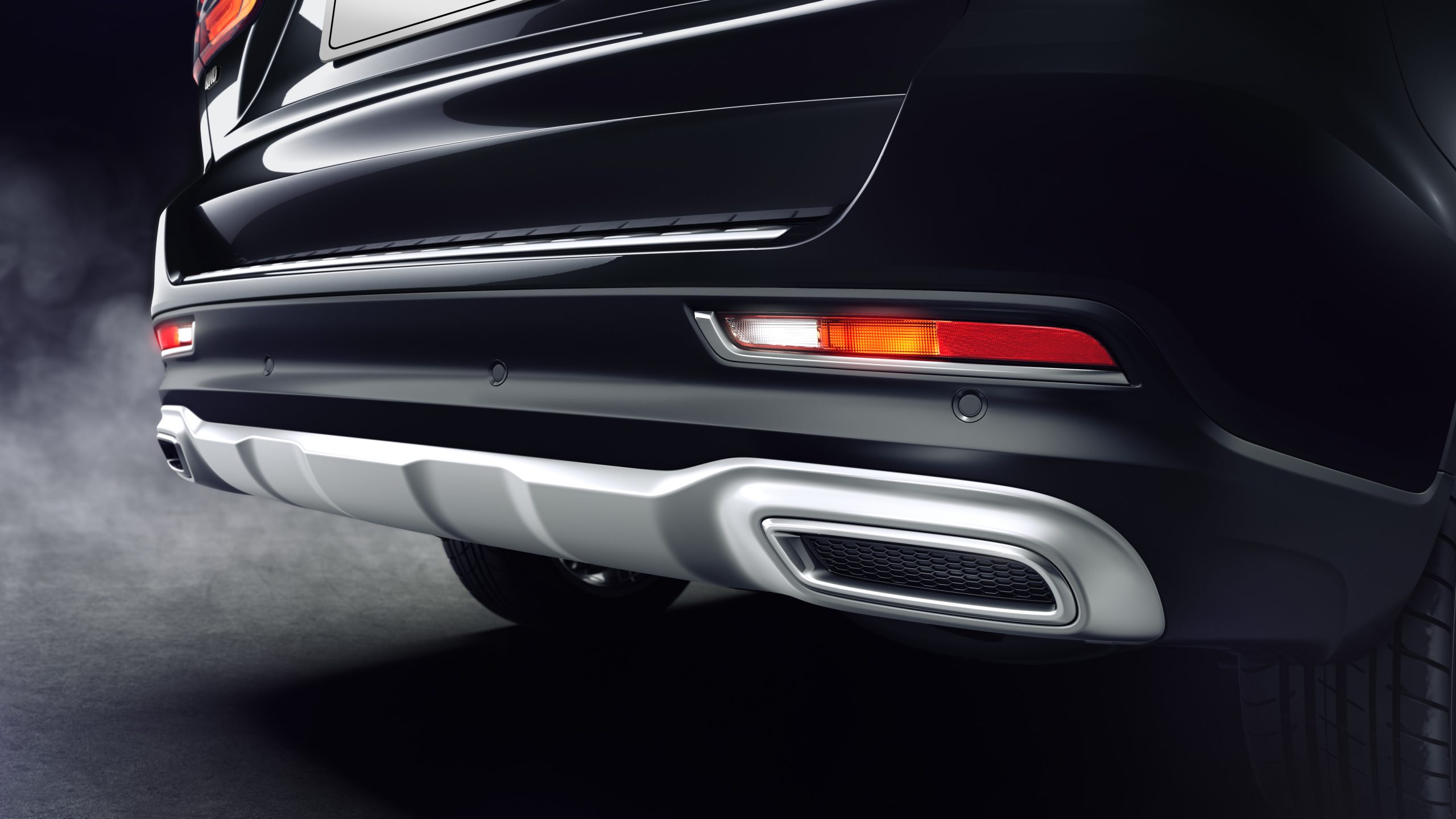 RX8_ME_6AT 4WD LUX_Black Exterior_Tailpipe